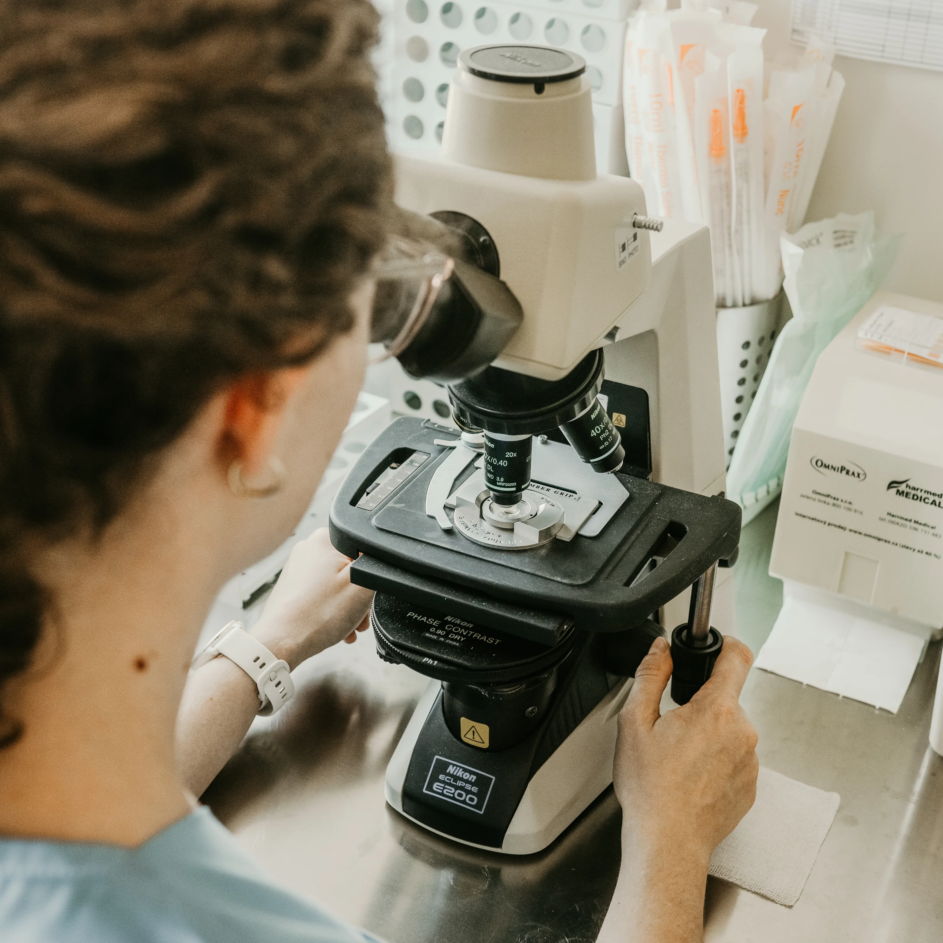methods to increase success rate, laboratory methods, laboratory techniques, embryo implantation, microscope, laboratory, assisted zona hatching, hatching, EmbryoGlue